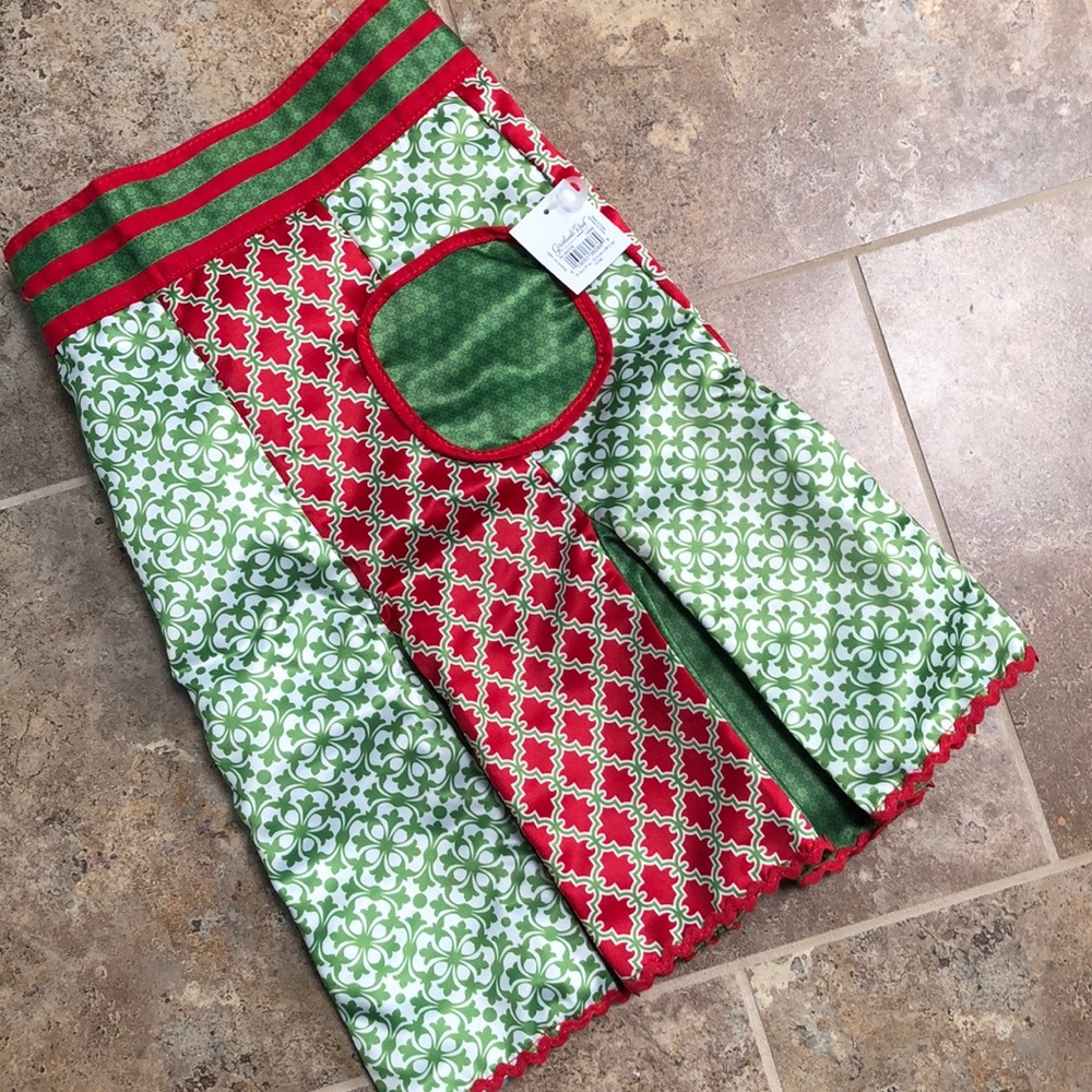 Grasslands Road apron in festive red, green, white